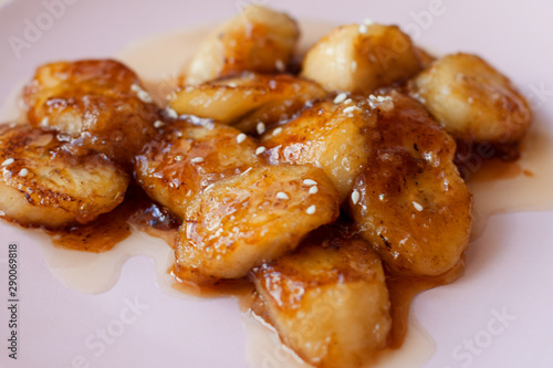caramelized bananas with sesame seeds