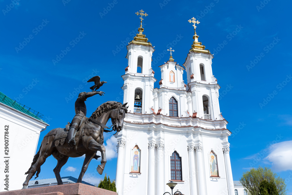 Fototapeta premium Vitebsk. Monument to Prince Algirdas and the resurrection Church on the town hall square in the city center.