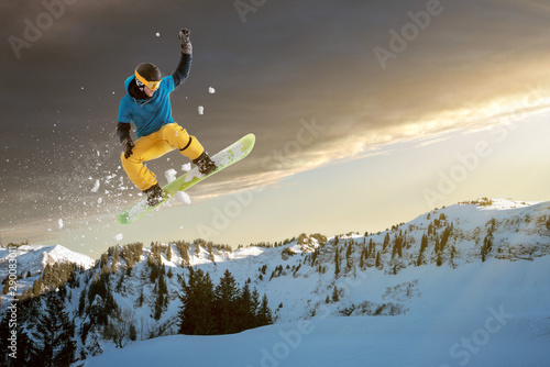 Snowboarder im Sprung photo