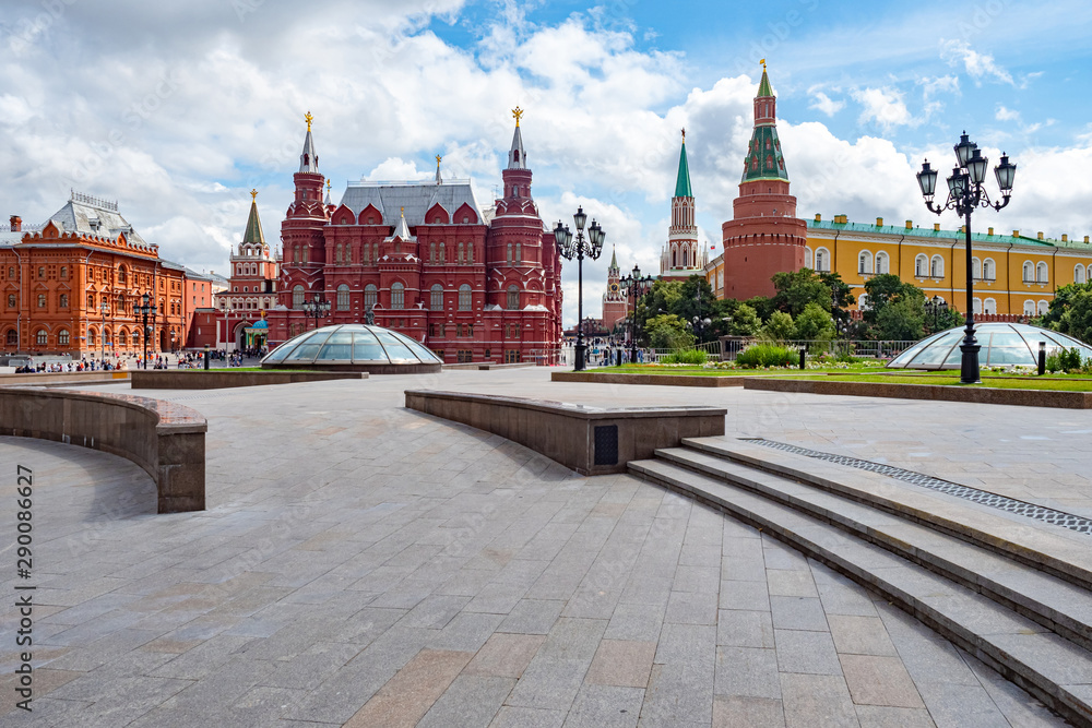 Obraz premium Russia. Square in Moscow. The path to the Red Square. Museum Moscow architecture. Moscow sightseeing tour. Visit Capital of Russia tours. Private tours to Russia. The architecture of Russian cities.