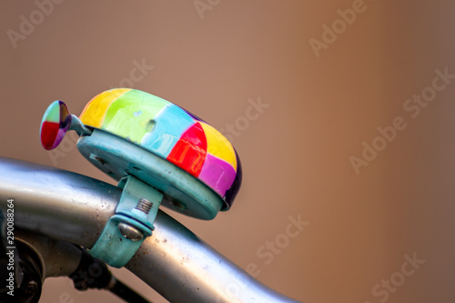 Farbenfrohe Fahrradklingel in bunten Farben für Kinder und fröhliche Erwachsene Radler schafft Sicherheit im Straßenverkehr durch akustische Signale beim Klingeln photo