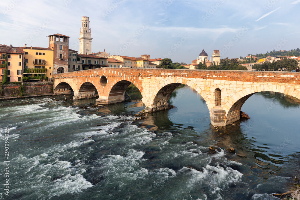 Ponte Pietra sul fiume Adige a Verona