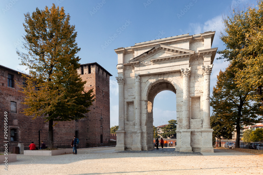 Arco dei Gavi prima di Castelvecchio a Verona.