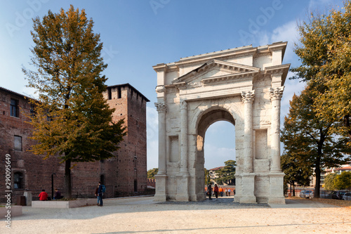 Arco dei Gavi prima di Castelvecchio a Verona. © Guido