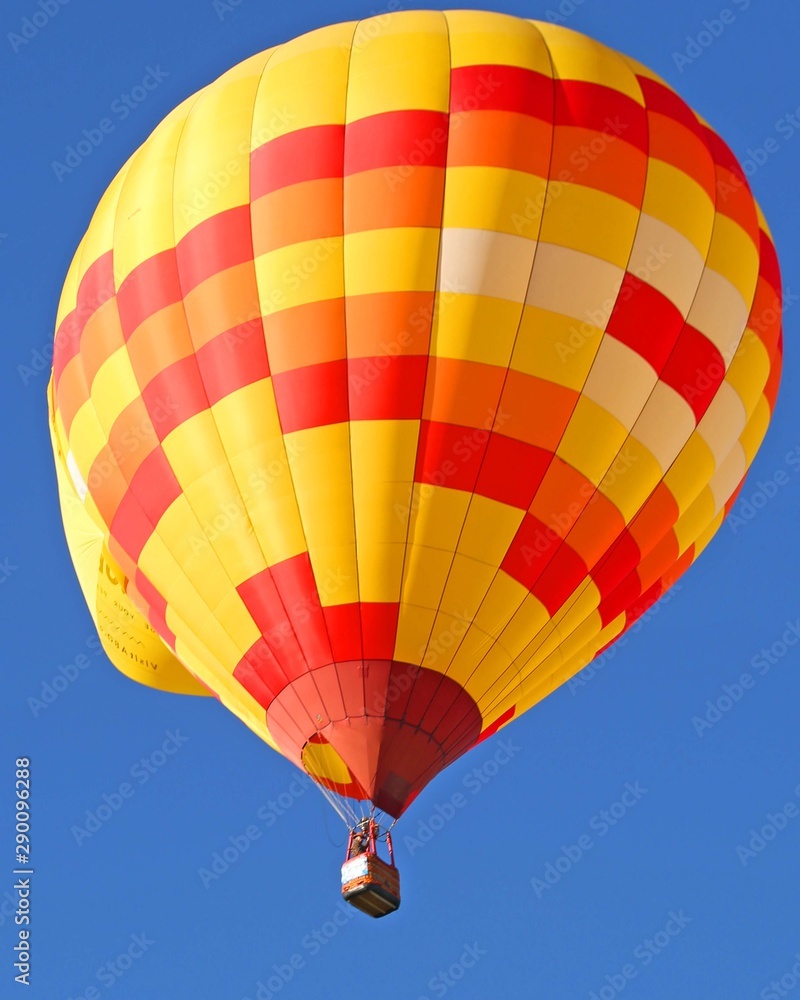 Naklejka premium colorful hot air balloon in the sky