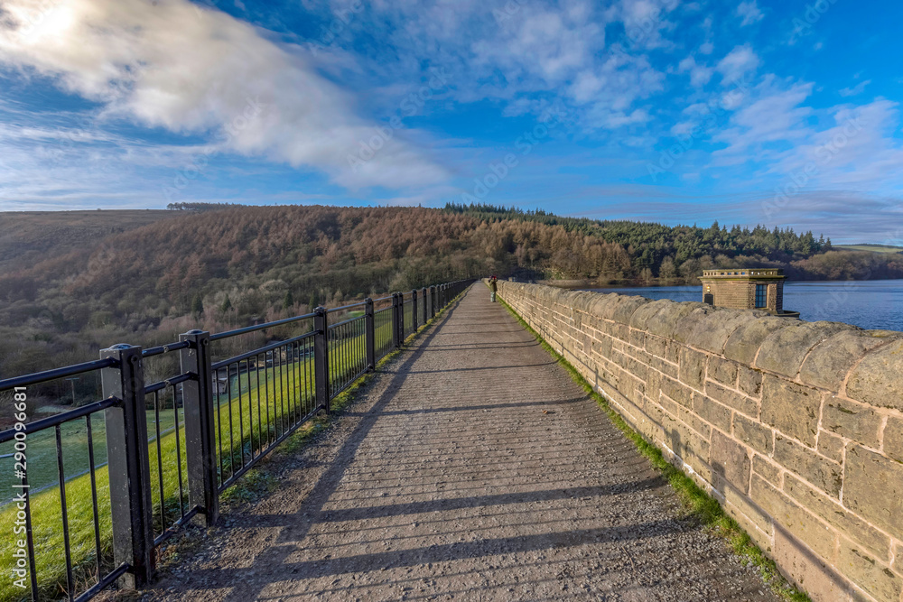 Obraz premium path along the reservoir