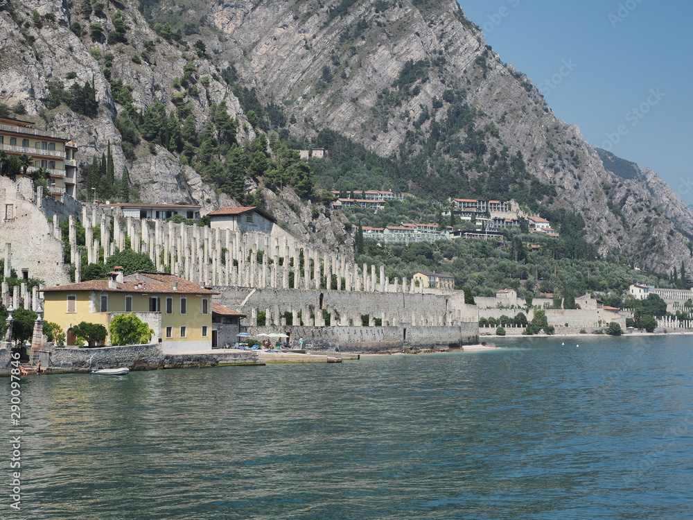 Limone sul Garda - italienische Gemeinde am Westufer des Gardasees in der Provinz Brescia in der Lombardei Limone sul Garda - italienische Gemeinde am Westufer des Gardasees in der Provinz Brescia in der Lombardei