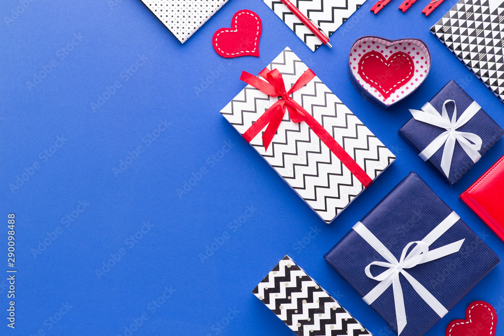 Obraz premium Person holding a present for Saint Valentine's day in his hands. Beautiful colorful background to st. Valentine day. Greeting card with red hearts. Wedding's invitation. Love expression.