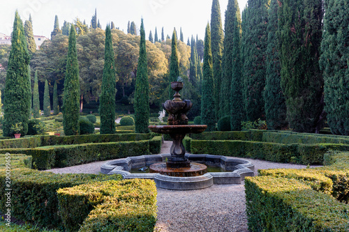 Fontana con siepi e cipressi al giardino Giusti di Verona.