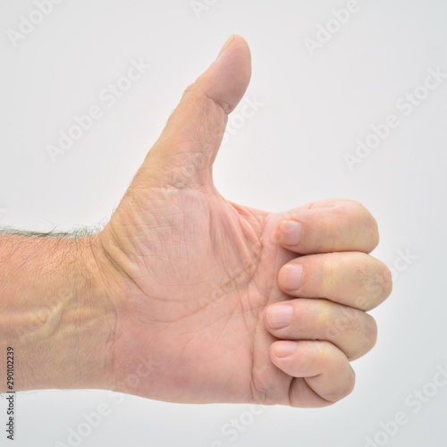 mano con el dedo pulgar hacia arriba photo