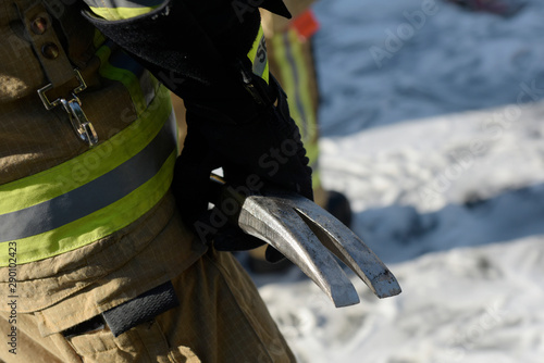 Feuerwehrmann hält eine Halligan-Tool bereit photo