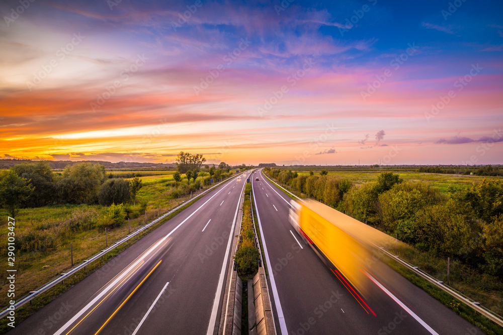 Naklejka premium Autobahn in Deutschland am Abend
