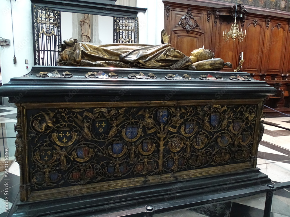Fototapeta premium tumba de maria de borgoña iglesia de nuestra señora brujas flandes belgica brugge