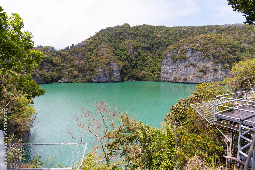 Fototapeta premium Emerald Lake lub Talay Nai na Koh Mae Koh Island, Ang Thong Marine Park, Near Koh Samui, Tajlandia.