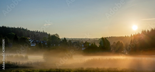  Morgennebel über dem Dorf Muldenberg