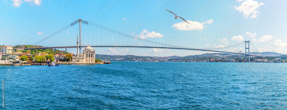 Fototapeta premium Most Bosfor i Meczet Ortakoy w Stambule, Turcja, panoramiczny widok