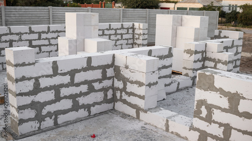 lightweight concrete block the bricks used in the construction of the new series are popular. Reduce heat resistant, lightweight, strong photo