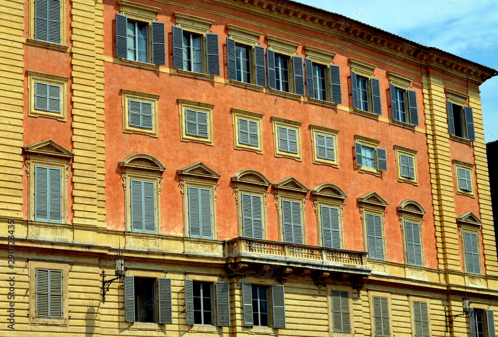 Fototapeta premium Rote Hausfassaden auf dem Piazza del Campo in Siena