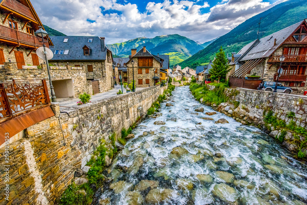 Ταπετσαρία Village of Viella in the Pyrenees in Spain