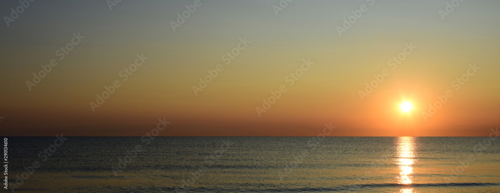 Sonnenaufgang am Meer - Banner und Hintergrund