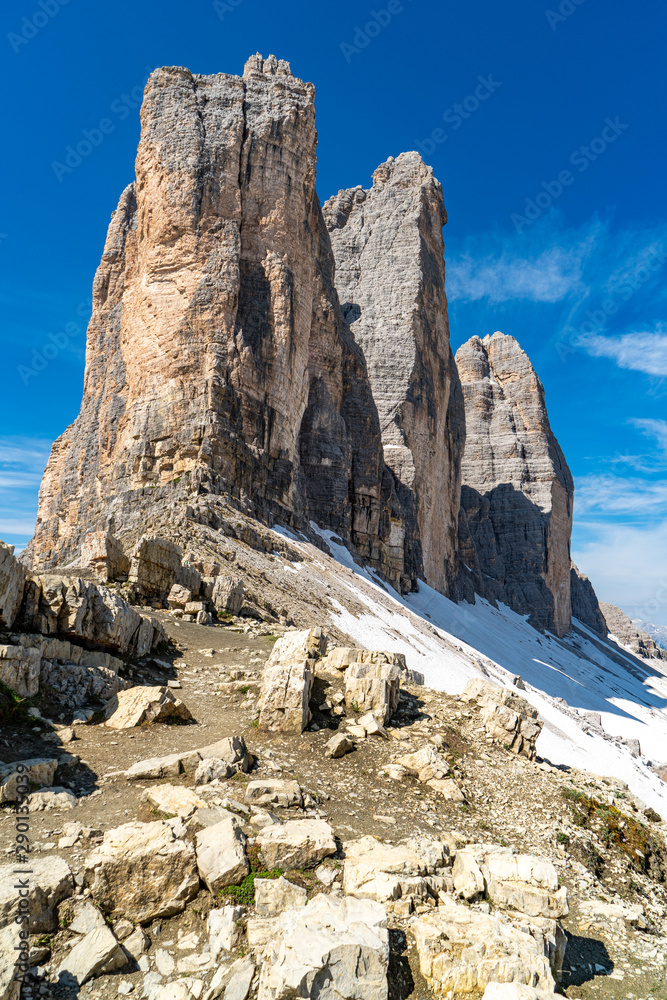 Naklejka premium Die Gebirgsstöcke der Drei Zinnen im Pustertal