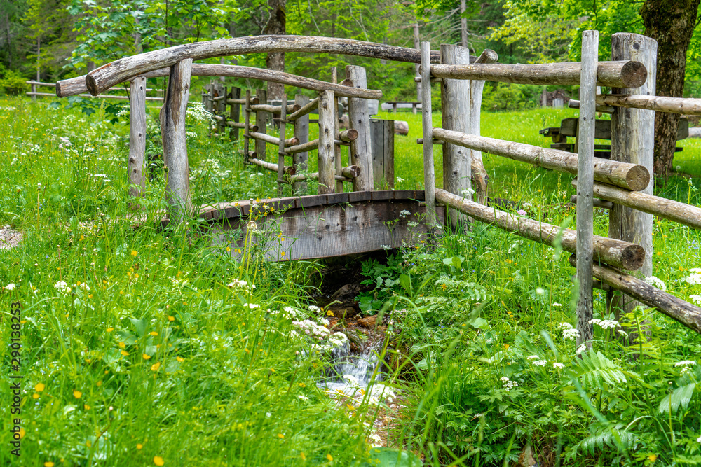 Holzbrücke über einen Bach in einem romantischen Park Holzbrücke über einen Bach in einem romantischen Park