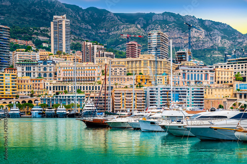 Foto Luxury yachts and apartments in harbour of Monaco, Cote d'Azur.