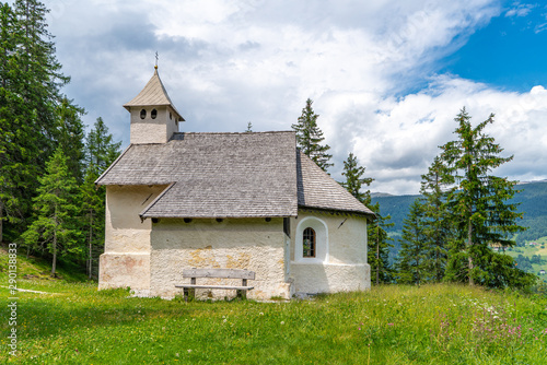 Idyllische Kapelle in den Südtiroler Dolomiten