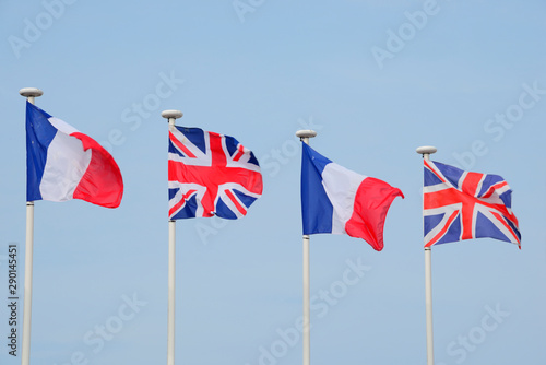 Drapeaux français et anglais flottant au vent – French and English flags floating in the wind