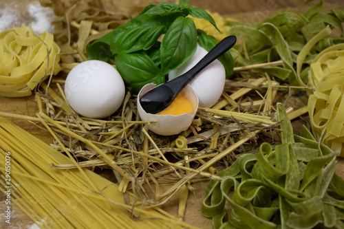 Eier auf Stroh mit Nudeln und Basilikum