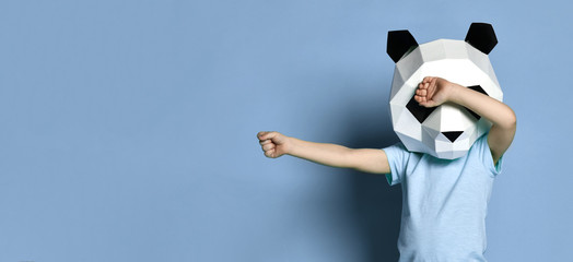 Keuken achterwand Carnaval Kind met pandamasker op paars  © Dmitry Lobanov