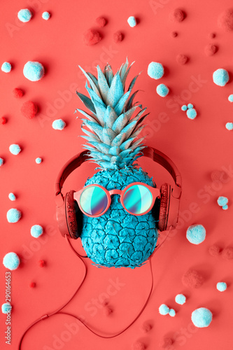 Cuadro en lienzo Funny turquoise pineapple in sunglasses and earphones on decorated red paper