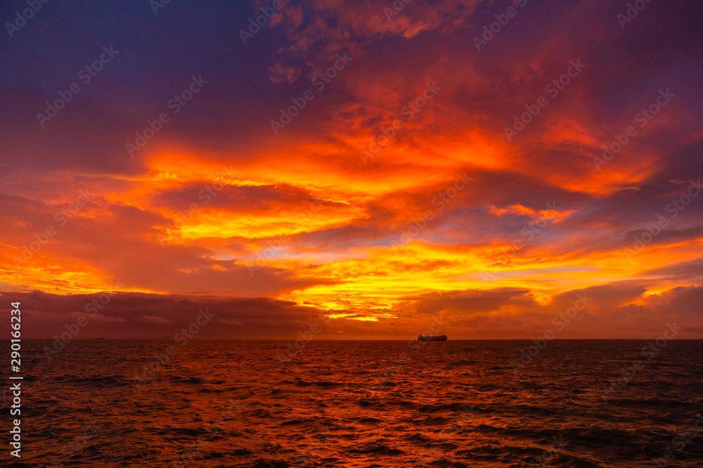 夜明け前の海と朝焼けの雲DSC2931