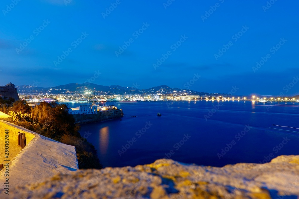 Hafenpanorama bei Nacht auf Ibiza