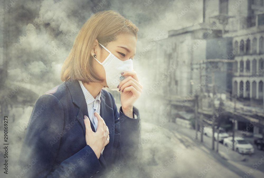 Plakat Azjatycka kobieta nosząca maskę ochronną układu oddechowego N95 chroniącą przed zanieczyszczeniem powietrza PM2,5 i bólem głowy Dusić się