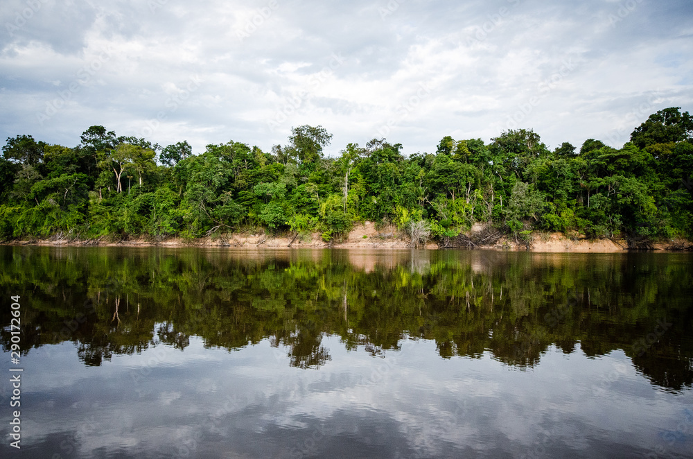 Rio Inirida en Guainia Colombia, reflejos en el agua, atardeceres en el rio y espejos de agua