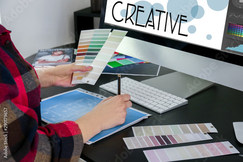 Female interior designer wo...