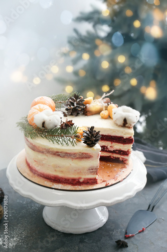 Billede på lærred Stand with tasty Christmas cake on grey table