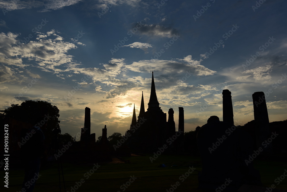 Obraz premium Sunset at the Ancient thai Temple at Ayuthaya Thailand
