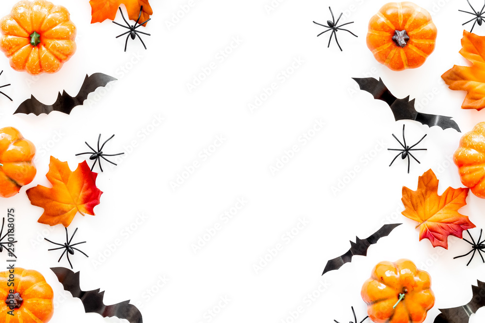 Obraz premium Halloween frame with pumpkins, spiders and bats on white background top view copy space