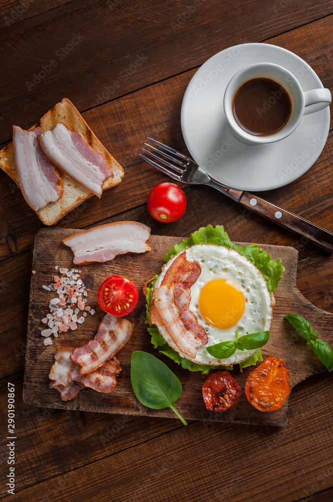 Fried eggs with bacon and vegetables