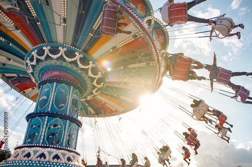 Fotografia swing ride at amusement park