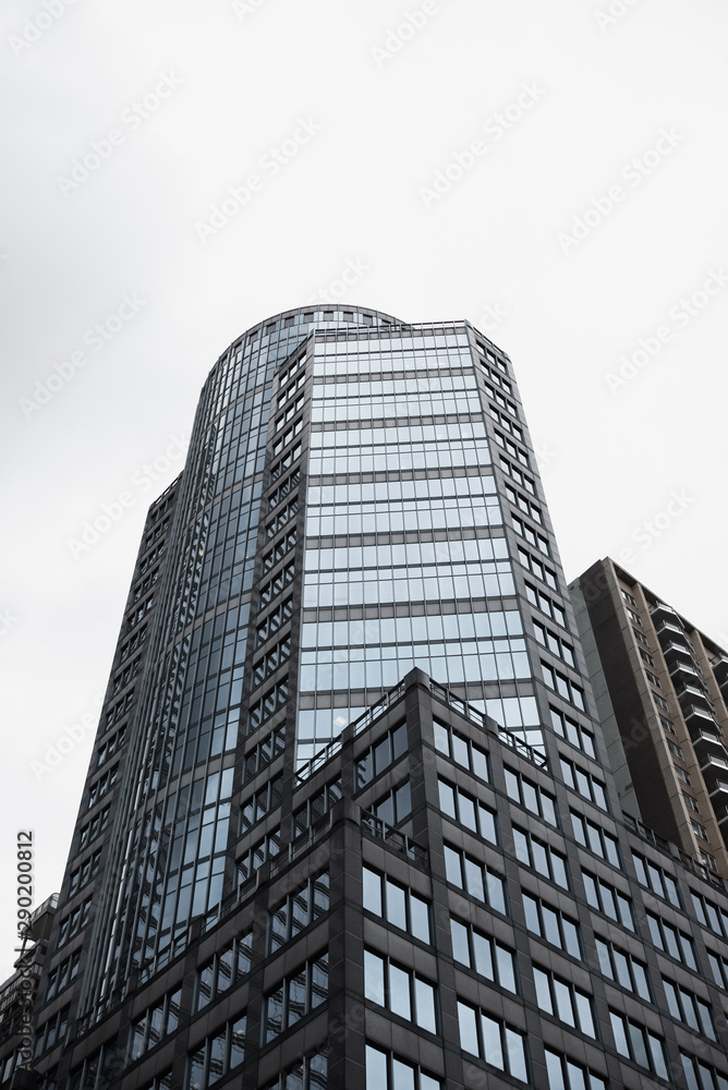 Obraz premium Low angle glass high-rise building