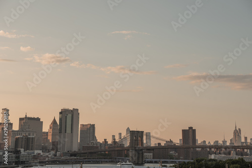 New york city skyline with brooklyn bridge © Freepik
