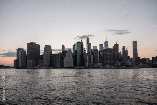 New york city skyline with water © Freepik