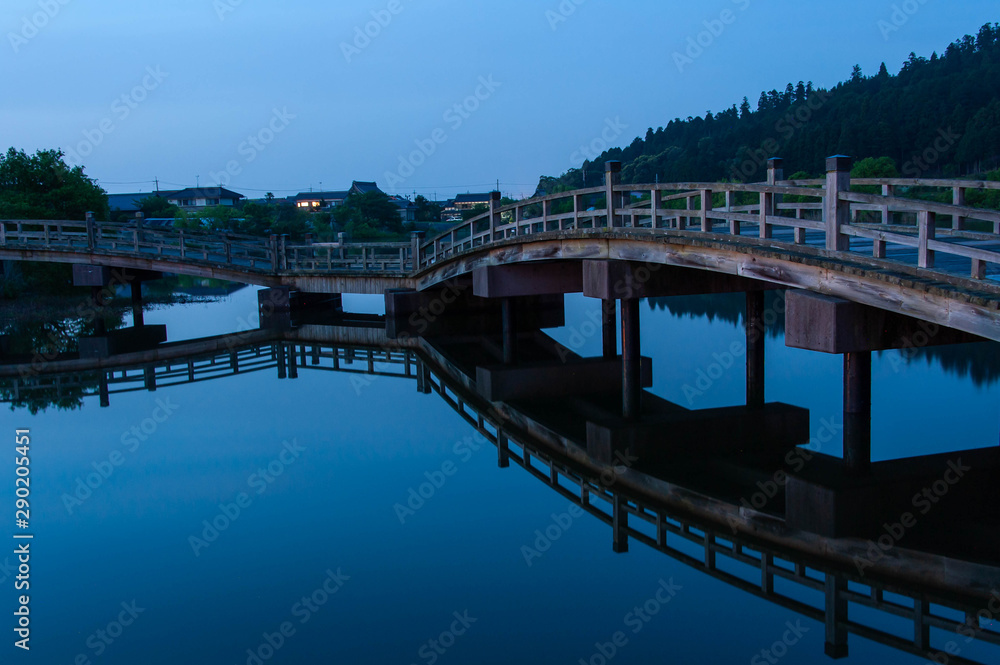 夜明けの滋賀の湖に架かる橋