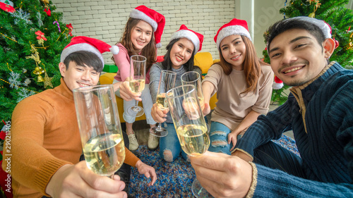 Teenagers, both men, and women, organize New Year's events, take pictures with mobile phones and give gifts. Drink happily Help each other decorate the Christmas tree. There were Santa Claus, bell