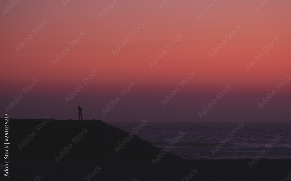 Pessoa na praia ao pôr do sol Pessoa na praia ao pôr do sol