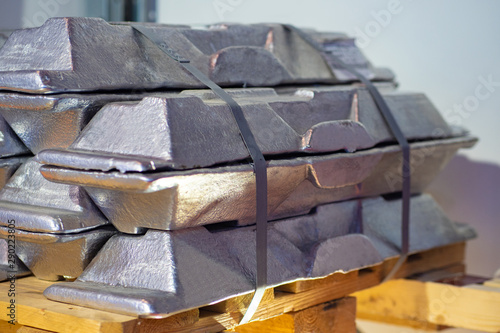 Aluminum ingots are on pall...