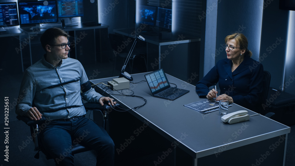 Foto de Female Special Agent Conducts Lie Detector / Polygraph Test on ...